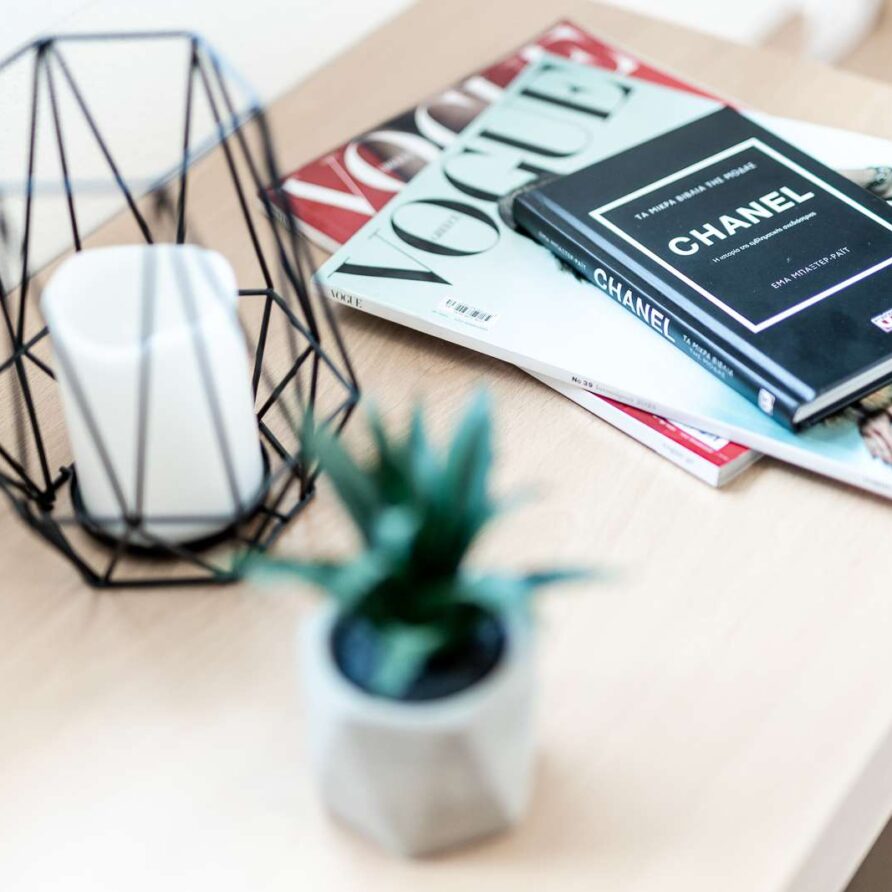 Superior studio table